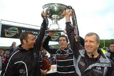 12.05.07 - Borders v Ospreys - Magners League - Ospreys Coach, Sean Holley(L), James Hook and Head Coach, Lyn Jones(R) celebrate with the Magners League trophy  