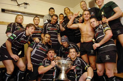 12.05.07...Border Reivers v Ospreys, Magners League Ospreys' celebrate winning the Magners League trophy 