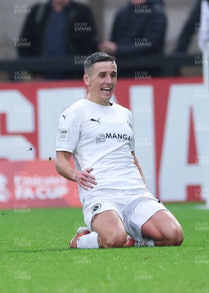 071225 - Boreham Wood v Newport County, Emirates FA Cup 2nd Round - Jeff King of Boreham Wood celebrates after scoring goal