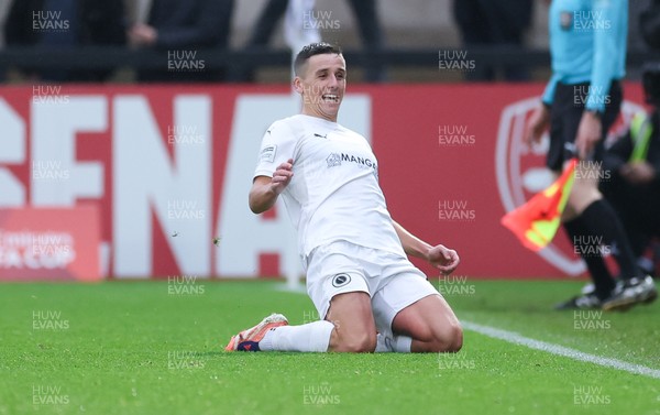 071225 - Boreham Wood v Newport County, Emirates FA Cup 2nd Round - Jeff King of Boreham Wood celebrates after scoring goal