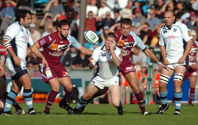 21.10.06 - Bourgoin v Cardiff Blues - Blues Rhys Thomas gets the ball out 