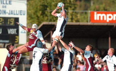 21.10.06 - Bourgoin v Cardiff Blues - Blues Scott Morgan wins lineout ball 