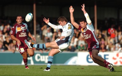 21.10.06 - Bourgoin v Cardiff Blues - Blues Nicky robinson kicks ahead 