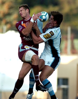 21.10.06 - Bourgoin v Cardiff Blues - Bourgoin's David Janin and Chris Czekaj jump for high ball 