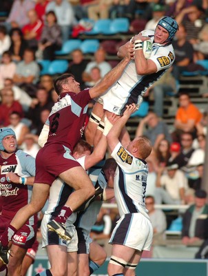 21.10.06 - Bourgoin v Cardiff Blues - Blues Scott Morgan wins high ball against Augusto Petrilli 