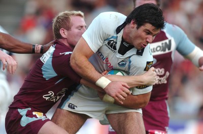 21.10.06 - Bourgoin v Cardiff Blues - Blues Mike Phillips tries to break the Bourgoin defence 