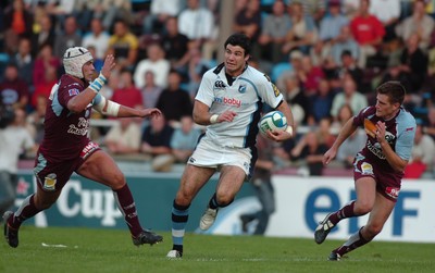 21.10.06 - Bourgoin v Cardiff Blues - Blues Mike Phillips tries to break the Bourgoin defence 