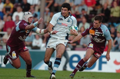 21.10.06 - Bourgoin v Cardiff Blues - Blues Mike Phillips tries to break the Bourgoin defence 