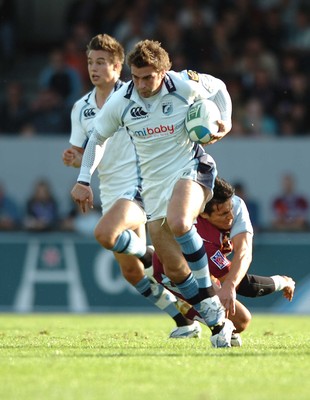 21.10.06  Bourgoin v Cardiff Blues  Nicky Robinson gets past Benjamin Boyet.  