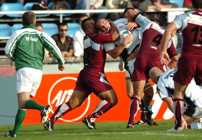 21.10.06  Bourgoin v Cardiff Blues  Salesis Finau takes Mark Lewis by the head.  