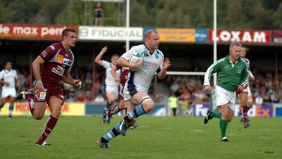 21.10.06  Bourgoin v Cardiff Blues  Cardiff's Martyn Williams runs in to score try.  