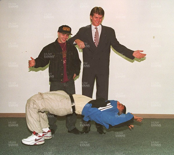 181094 - Naseem Hammed makes spectacular entrance at Cardiff press conference past Nicky Piper (right) and Robbie Regan (left)