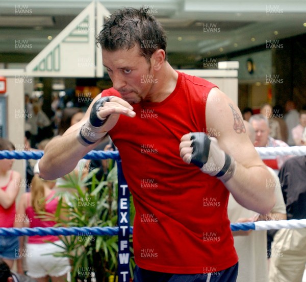 290503 - Enzo Maccarinelli takes part in a public training session in St Davids' Shopping Centre in Cardiff