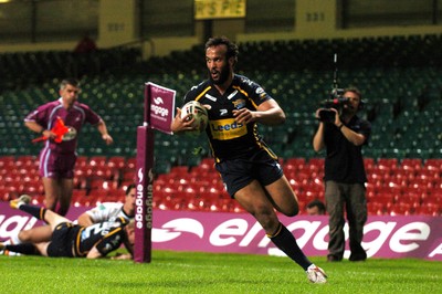 06.05.07 - Bradford Bulls v Leeds Rhinos Leeds' Jamie Jones - Buchanan crosses to score a try 