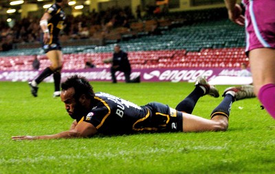 06.05.07 - Bradford Bulls v Leeds Rhinos Leeds' Jamie Jones - Buchanan crosses to score a try 