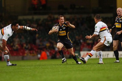 06.05.07 - Bradford Bulls v Leeds Rhinos Leeds' Danny McGuire trues to exploit a gap 