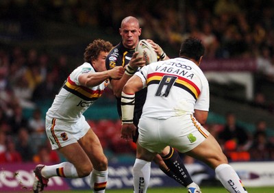 06.05.07 - Bradford Bulls v Leeds Rhinos Leeds Ian Kirke tries to get through 