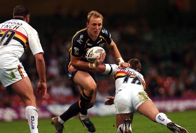 06.05.07 - Bradford Bulls v Leeds Rhinos Leeds Carl Ablett tries to beat a Ian Henderson tackle 