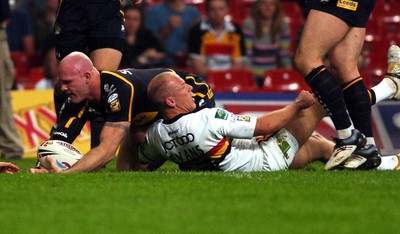 06.05.07 - Bradford Bulls v Leeds Rhinos Leeds Keith Senior scores a try 