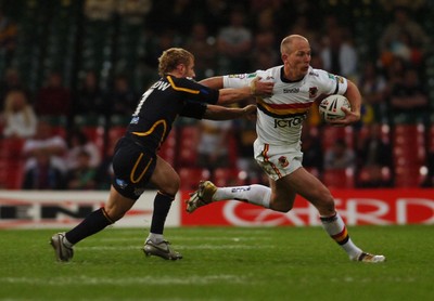 06.05.07 - Bradford Bulls v Leeds Rhinos Bradford's James Evans tries to get past Rob Burrow 