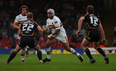 06.05.07 - Bradford Bulls v Leeds Rhinos Bradford's David Solomona looks for a way through 