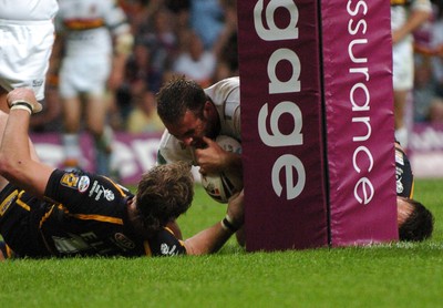 06.05.07 - Bradford Bulls v Leeds Rhinos Bradford's Andy Lynch scores try 