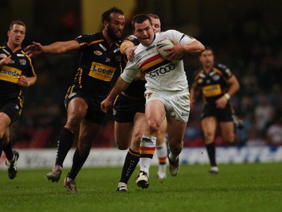 06.05.07 - Bradford Bulls v Leeds Rhinos Bradford's Iestyn Harris brought down 