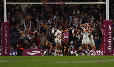 06.05.07 - Bradford Bulls v Leeds Rhinos Bradford players are stunned as Leeds snatch victory at the end of play 