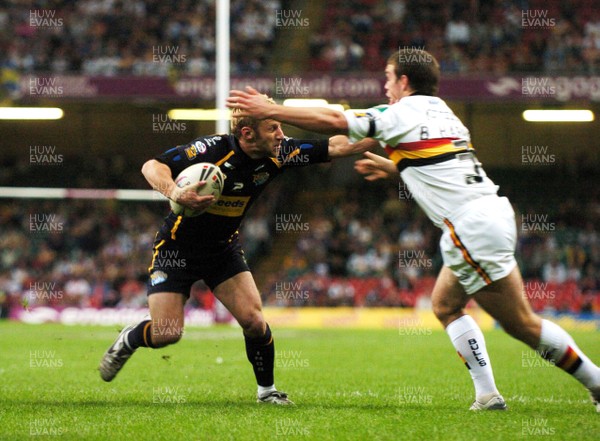 06.05.07 - Bradford Bulls v Leeds Rhinos Leeds' Rob Burrow hands off Ben Harris 