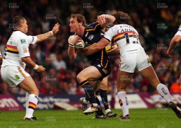 06.05.07 - Bradford Bulls v Leeds Rhinos Leeds Gareth Ellis tries to beat a Jamie Langley tackle 