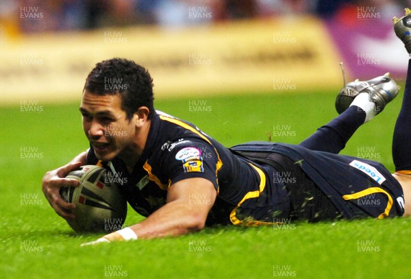 06.05.07 - Bradford Bulls v Leeds Rhinos Leeds Brent Webbe scores a try 