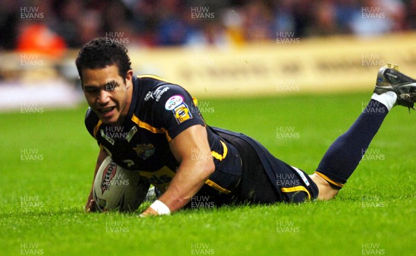 06.05.07 - Bradford Bulls v Leeds Rhinos Leeds Brent Webbe scores a try 