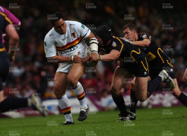 06.05.07 - Bradford Bulls v Leeds Rhinos Bradford's Joe Vagana tries to keep the ball as Ian Kirke challenges 