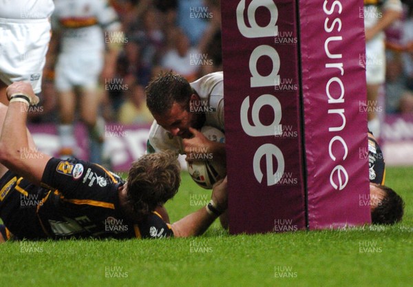 06.05.07 - Bradford Bulls v Leeds Rhinos Bradford's Andy Lynch scores try 