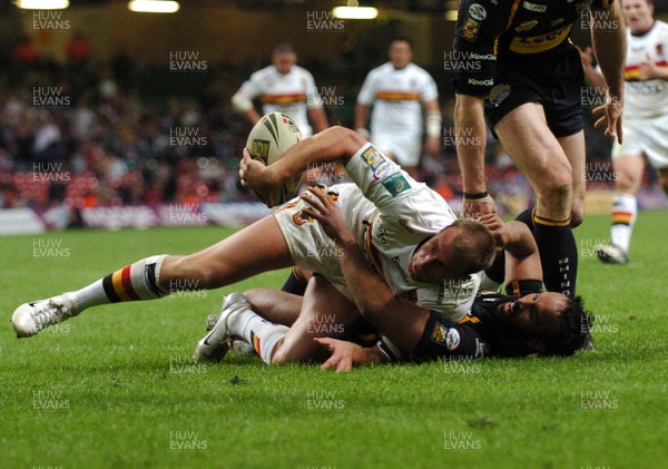 06.05.07 - Bradford Bulls v Leeds Rhinos Bradford's Michael Platt is brought down 