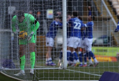 170126 - Bradford City v Cardiff City - Sky Bet League 1 - Goalkeeper Sam Walker of Bradford picks up the ball from the net as Cardiff team celebrate in the background