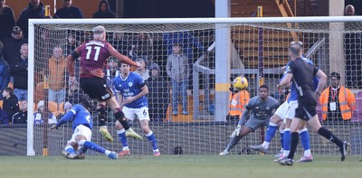 170126 - Bradford City v Cardiff City - Sky Bet League 1 - Stephen Humphrys of Bradford takes a shot on goal