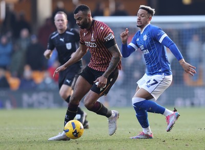 170126 - Bradford City v Cardiff City - Sky Bet League 1 - Callum Robinson of Cardiff and Curtis Tilt of Bradford