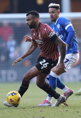 170126 - Bradford City v Cardiff City - Sky Bet League 1 - Callum Robinson of Cardiff and Curtis Tilt of Bradford