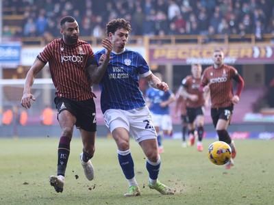 170126 - Bradford City v Cardiff City - Sky Bet League 1 - Yousef Saleh of Cardiff and Curtis Tilt of Bradford