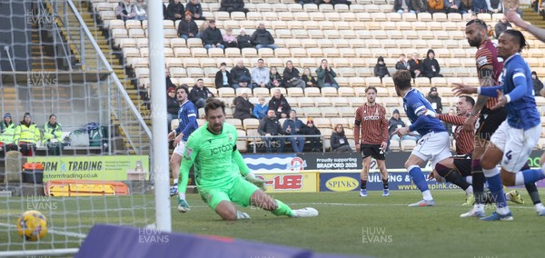 170126 - Bradford City v Cardiff City - Sky Bet League 1 - Calum Chambers of Cardiff (12) puts the ball away to score the 2nd goal past Goalkeeper Sam Walker of Bradford