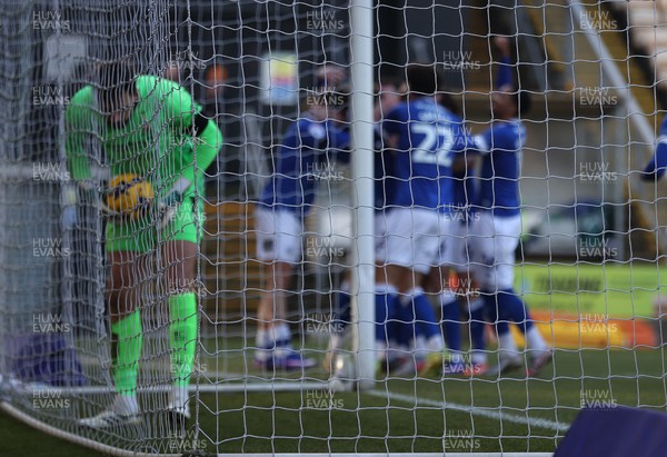 170126 - Bradford City v Cardiff City - Sky Bet League 1 - Goalkeeper Sam Walker of Bradford picks up the ball from the net as Cardiff team celebrate in the background