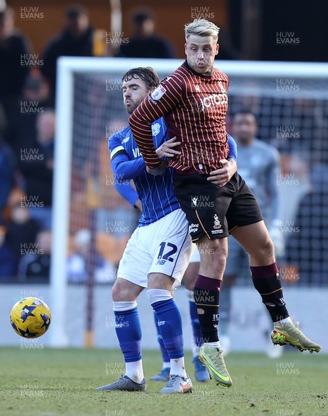 170126 - Bradford City v Cardiff City - Sky Bet League 1 - Calum Chambers of Cardiff and Stephen Humphries of Bradford