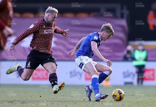 170126 - Bradford City v Cardiff City - Sky Bet League 1 - Joel Bagan of Cardiff is followed by Stephen Humphries of Bradford