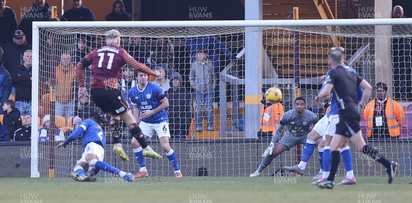 170126 - Bradford City v Cardiff City - Sky Bet League 1 - Stephen Humphrys of Bradford takes a shot on goal