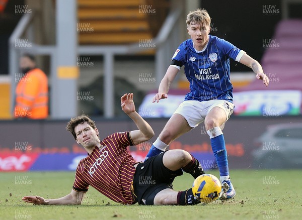 170126 - Bradford City v Cardiff City - Sky Bet League 1 - Joel Bagan of Cardiff and Joe Wright of Bradford
