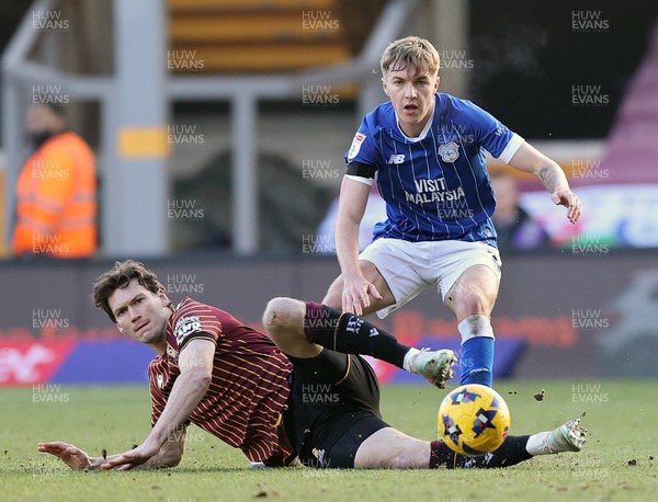 170126 - Bradford City v Cardiff City - Sky Bet League 1 - Joel Bagan of Cardiff and Joe Wright of Bradford