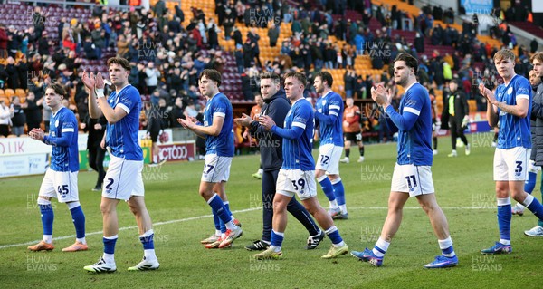 170126 - Bradford City v Cardiff City - Sky Bet League 1 - Team applauds the travelling fans at the end of the match
