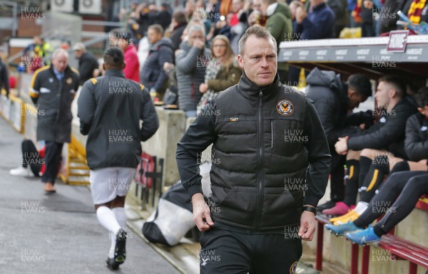 071219 - Bradford City v Newport County - Sky Bet League 2 -  Manager Mike Flynn of Newport County applauds the fans at the start of the match