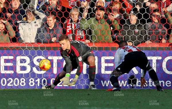 261216 - Brentford FC vs Cardiff City FC - EFL Championship - Brian Murphy of Cardiff thwarts a Brentford attack by Huw Evans Agency